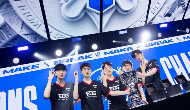 两人在场内 两人在场内